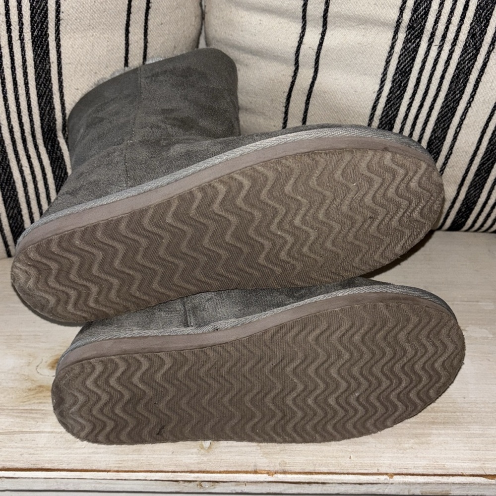 Aeropostale Gray Faux Suede Fur Lined Boots Warm Cozy Size 8 - Picture 7 of 11